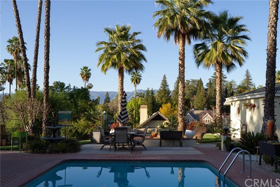 PerrieMundy's tweet photo. Our listing on Fountain Ave has the best view! That pool and those palm trees though... #HeartEyes #Redlands #RedlandsRealEstate #forsale https://t.co/Dw4guYMJxt