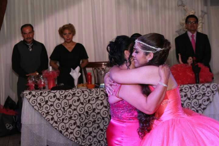 mafer_cov's tweet photo. @Ventaneandouno #VentaneaATuMamá  mi mamá bailando junto conmigo el vals en mis xv hace tres años https://t.co/MsRZ4icAle