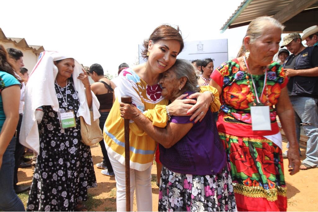 Rosario_Robles_'s tweet photo. En compañía del gobernador de #Oaxaca @alejandromurat, hoy recorrimos la comunidad de "El Porvenir", en los Chimalapas, para constatar que con el trabajo coordinado con las #mujeres la reconstrucción de #viviendas avanza https://t.co/WGio1f4dIJ