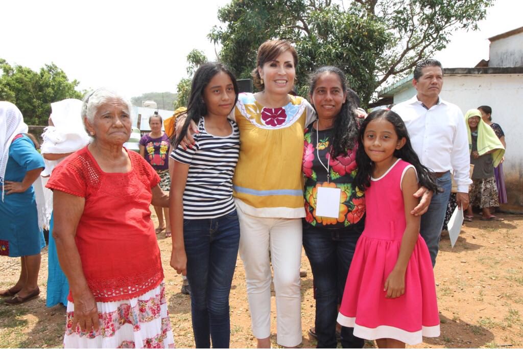 Rosario_Robles_'s tweet photo. En compañía del gobernador de #Oaxaca @alejandromurat, hoy recorrimos la comunidad de "El Porvenir", en los Chimalapas, para constatar que con el trabajo coordinado con las #mujeres la reconstrucción de #viviendas avanza https://t.co/WGio1f4dIJ