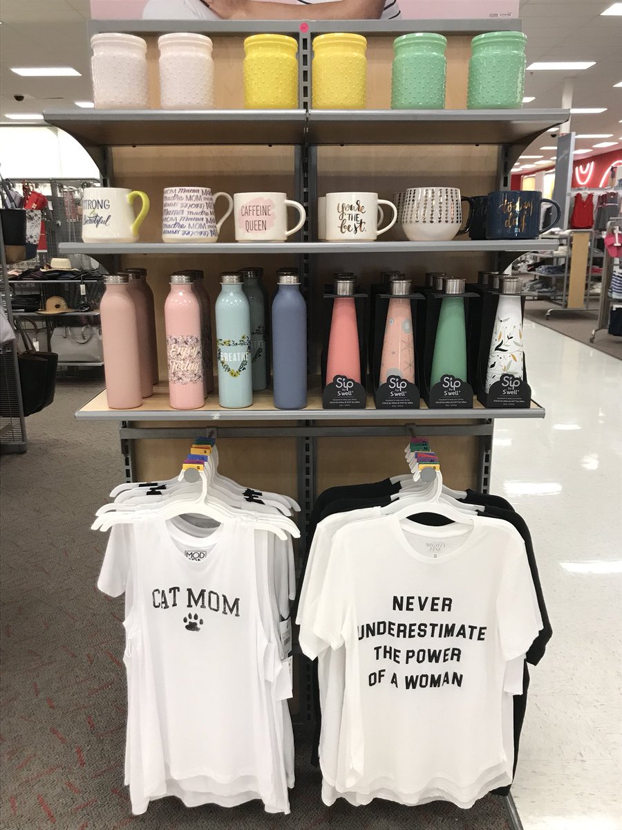 Getting Mother’s Day ready at the FOS at #T0926! 🌷#training #EITlife #target #leaningin