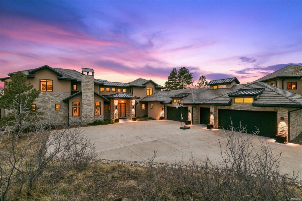 nhlchirpz's tweet photo. Former NHL player Milan Hejduk’s $5.2 million mansion is up for sale 😍

It features a FULL size hockey rink, zamboni, home gym, 7 fireplaces and is in the Colorado mountains. Talk about house goals 🔥 https://t.co/QjCcGS3nCI