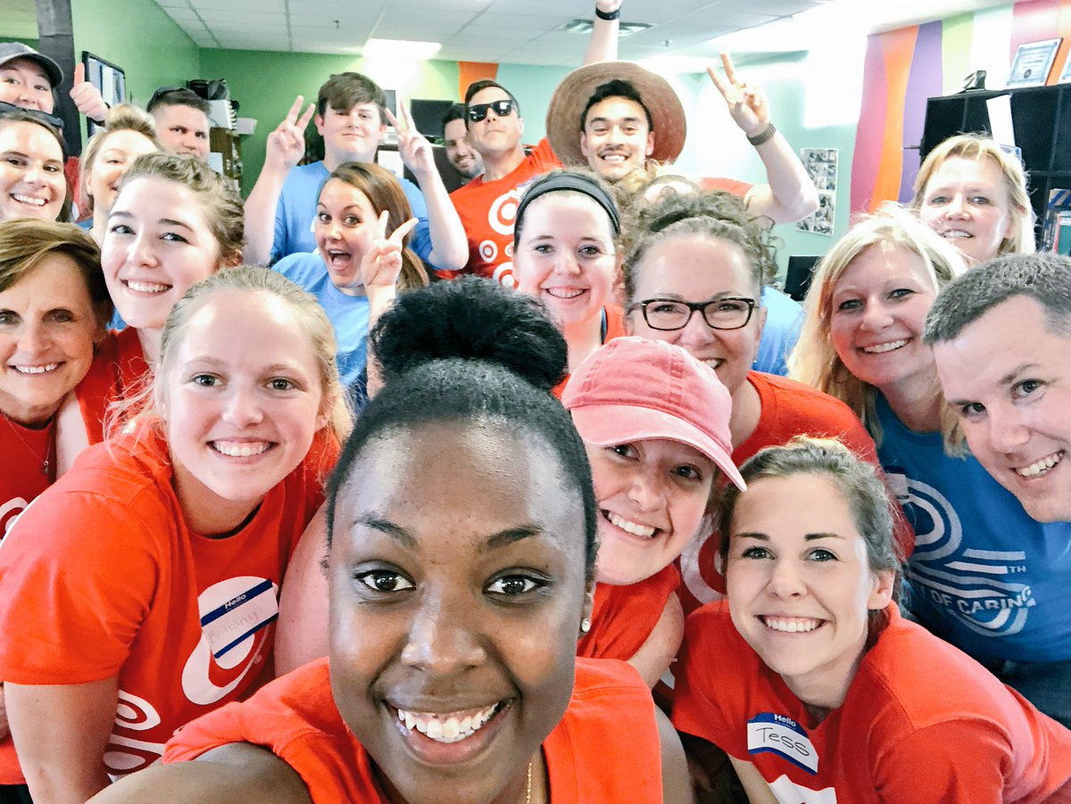 #CederRapidsDayOfCaring with Team Target! When it comes to service, we’re always one team! T1768 ♥️ T1771 #CommunityService