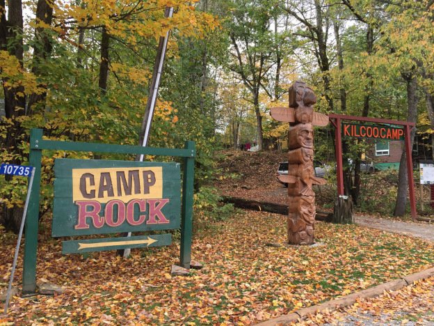 bea_hesc's tweet photo. SABÉIS QUE EXISTE UN CAMPAMENTO DE VERANO DE CAMP ROCK DE VERDAD Y YO ME ENTERO AHORA? QUE ALGUIEN ME LLEVE POR DIOS https://t.co/Y899Bx3giX