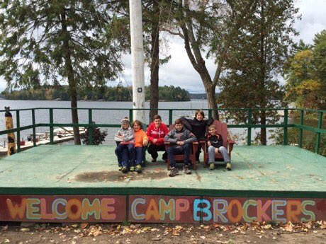 bea_hesc's tweet photo. SABÉIS QUE EXISTE UN CAMPAMENTO DE VERANO DE CAMP ROCK DE VERDAD Y YO ME ENTERO AHORA? QUE ALGUIEN ME LLEVE POR DIOS https://t.co/Y899Bx3giX