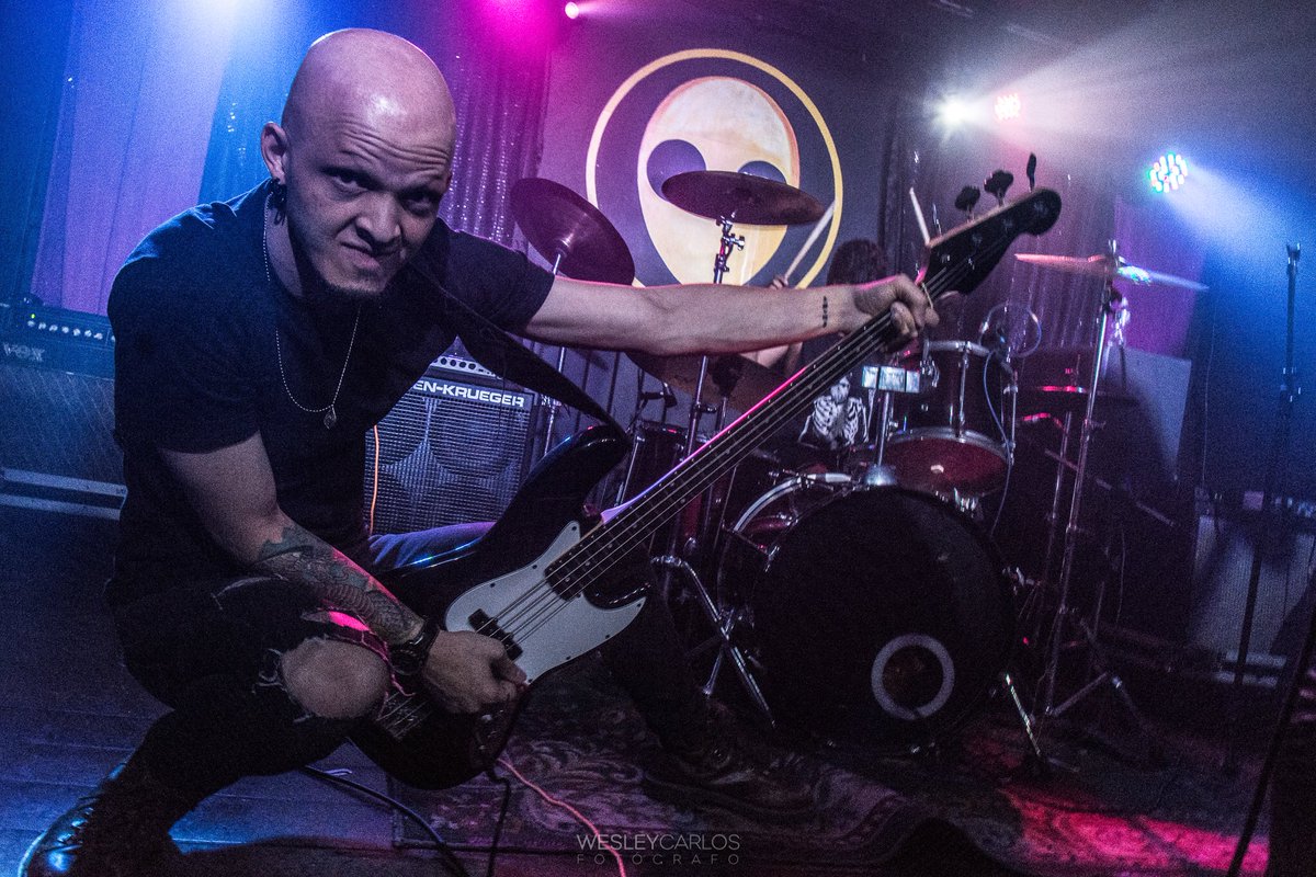 EuteniaOficial's tweet photo. Freak show! • 🔥•
#eutenia #cerberus #chymia #metal #metalcore #heavymetal #musica #music #show #live #bass #fender #bassist #perform #colorlights #tattoo #tattooed #blackclothes #style #slap #slapbass #rockon #band #banda #sp #concert #rockband #playing #playthebass #groove https://t.co/YutBJ3wuYX