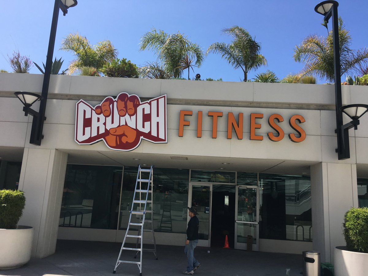 premiumsignsca's tweet image. More signage for #CrunchFitness, this time a #signpackage for their #LongBeach branch. With the idyllic scenery, such as the surrounding palm trees, they make up for quite an attractive locale. It's the #gym to be to get that beach bod! Read more: goo.gl/izsFi7