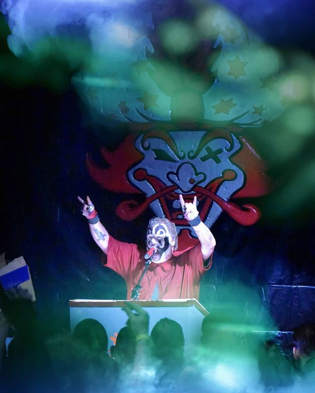 lazyimbecile's tweet photo. pass the collection plate~
#showmehowyouheal #insaneclownposse #icp #juggalo #violentj #concert #greatmilenko #photographer https://t.co/HIIV7w39Ho https://t.co/CnaJOm935r