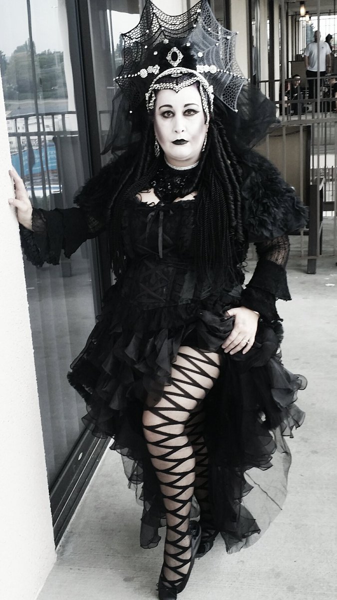 firien38's tweet photo. Full look at my costume at #crypticon #crypt18 #crypt2018 #seattle #costume #cosplay #queen #horrorconvention #headpiece #crypticonseattle https://t.co/Dcsq9lHiE8