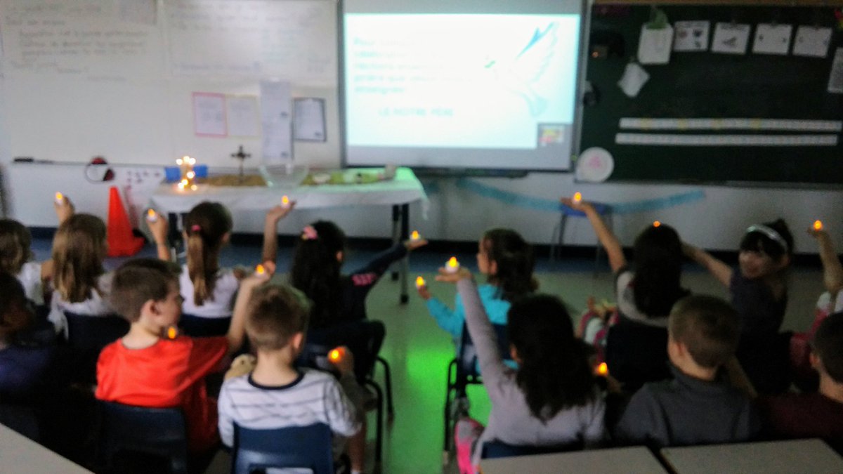 Mme_Liz's tweet photo. #transformation de la salle de #classe pour revivre le sacrement du #baptême. #teacherlife @EcoleBG @ecolecatholique https://t.co/8iGM5QXiw6