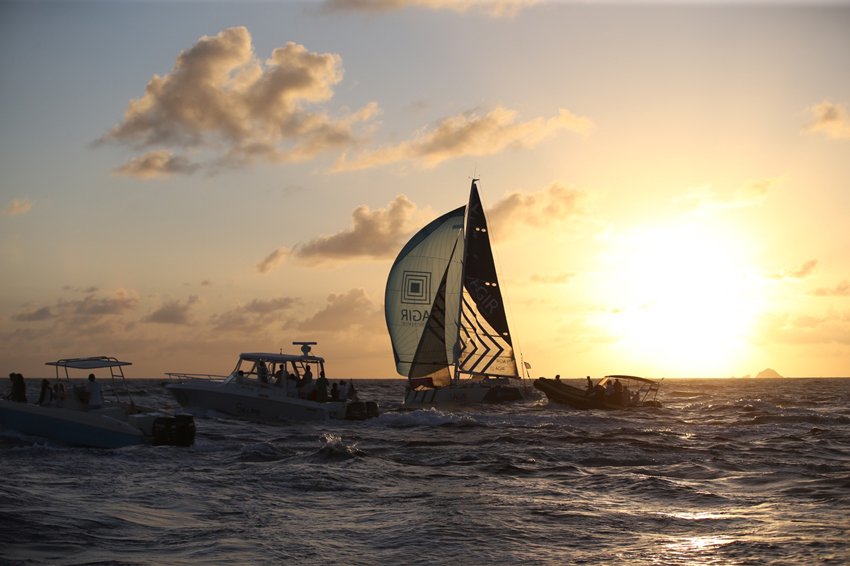 Sunset pour une superbe arrivée @AG2RLMTransat ! <a href="/ThomasRuyant/">Thomas Ruyant</a> et Adrien au top !