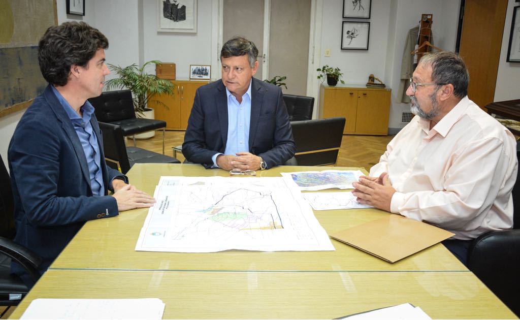 domingopeppo's tweet photo. Nos reunimos con @pberecia para avanzar con obras que beneficiarán a muchos chaqueños, como la defensa del Bº San Pedro Pescador y el proyecto de #BajosSubmeridionales que fortalecerá la #ganadería y la #agricultura a través del manejo de los #recursoshídricos. https://t.co/9vfZfFR26J