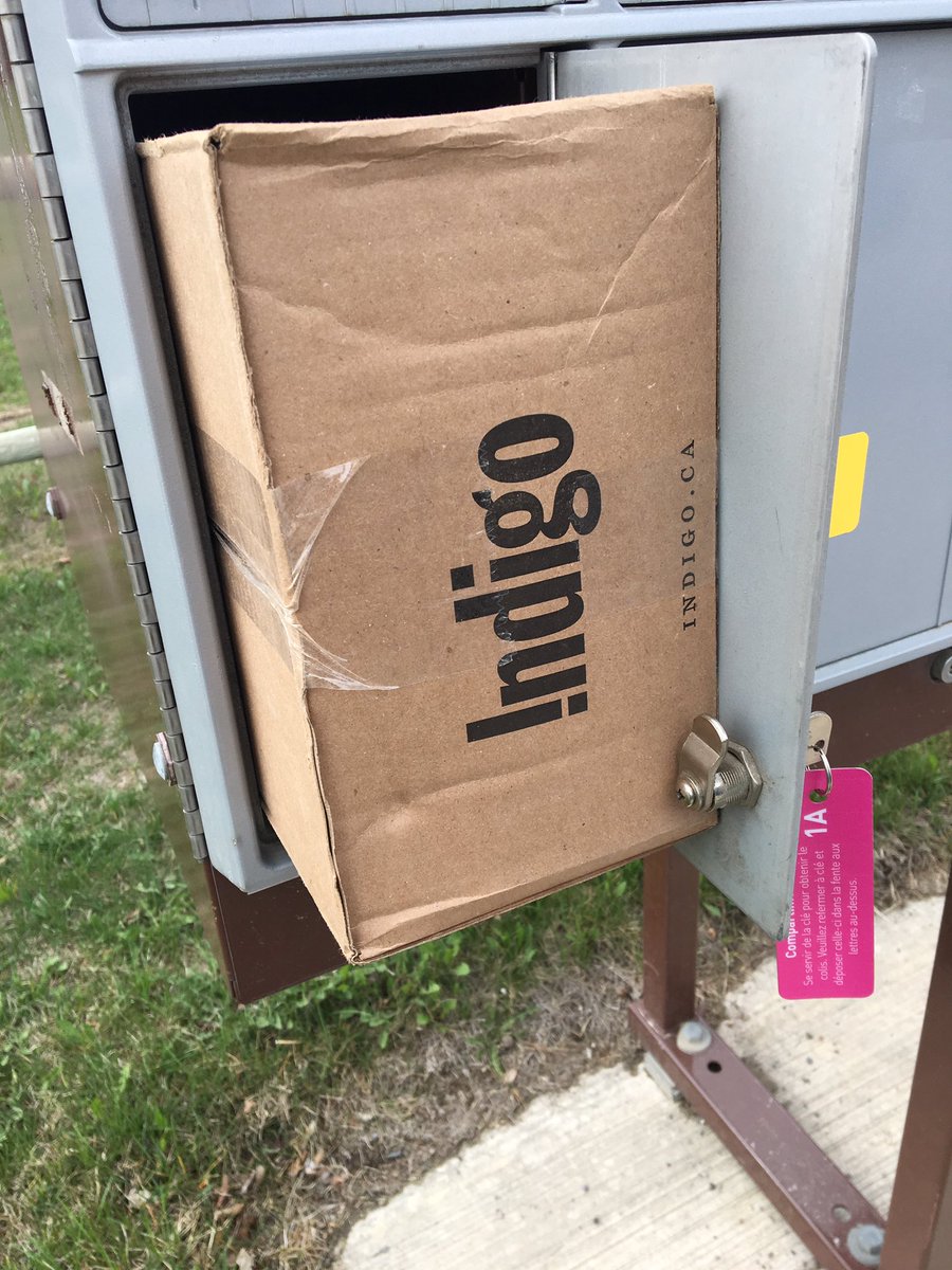 lajacksonfries's tweet photo. @canadaposthelps - My parcel  was put into a too-small mailbox and is trapped, please send help! (this was after five minutes of prying and pulling to even get it out that far) https://t.co/iEwX9vxTjM