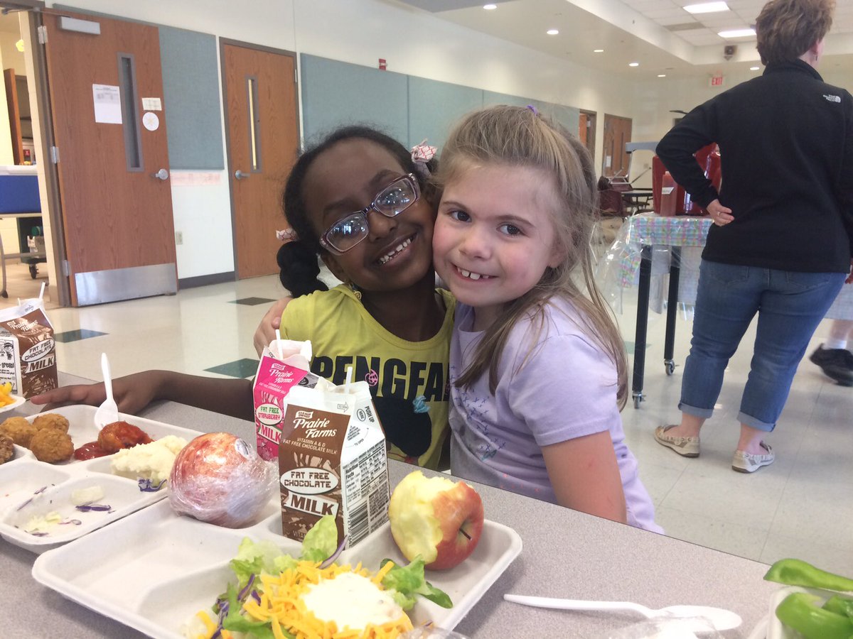 MrsDemczak's tweet photo. Sweet girls eating lunch! https://t.co/nEii4Ufmnj