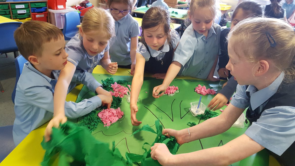 SusanMac20's tweet image. Making some scenery for the upper school  show! #verycreative @SimpsonPrimary