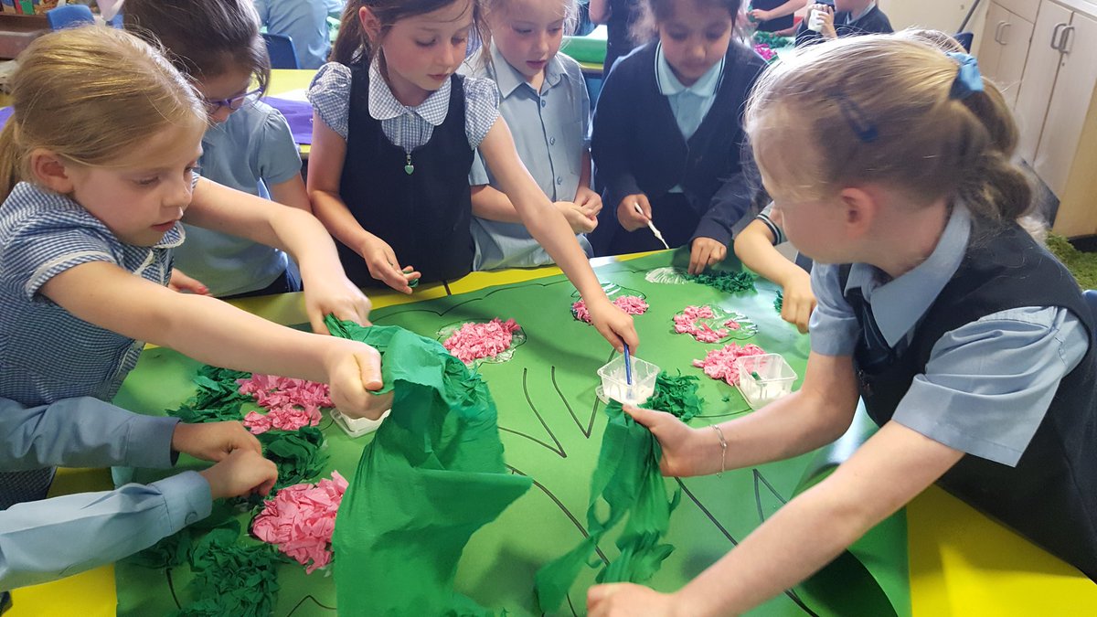 SusanMac20's tweet image. Making some scenery for the upper school  show! #verycreative @SimpsonPrimary