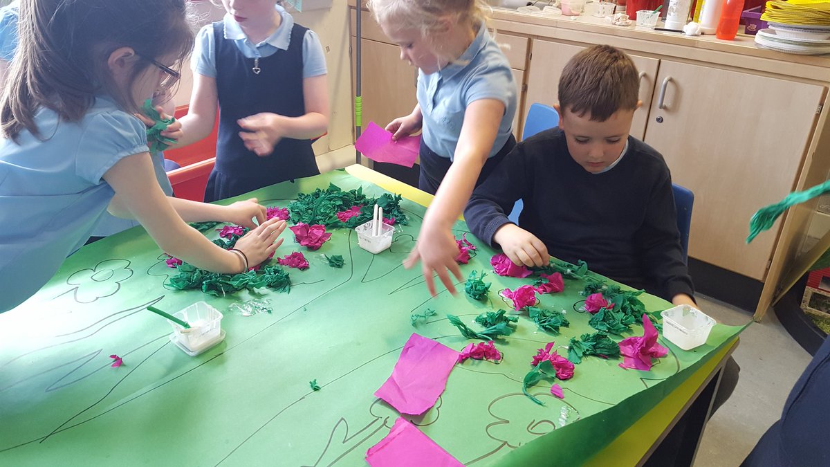 SusanMac20's tweet image. Making some scenery for the upper school  show! #verycreative @SimpsonPrimary