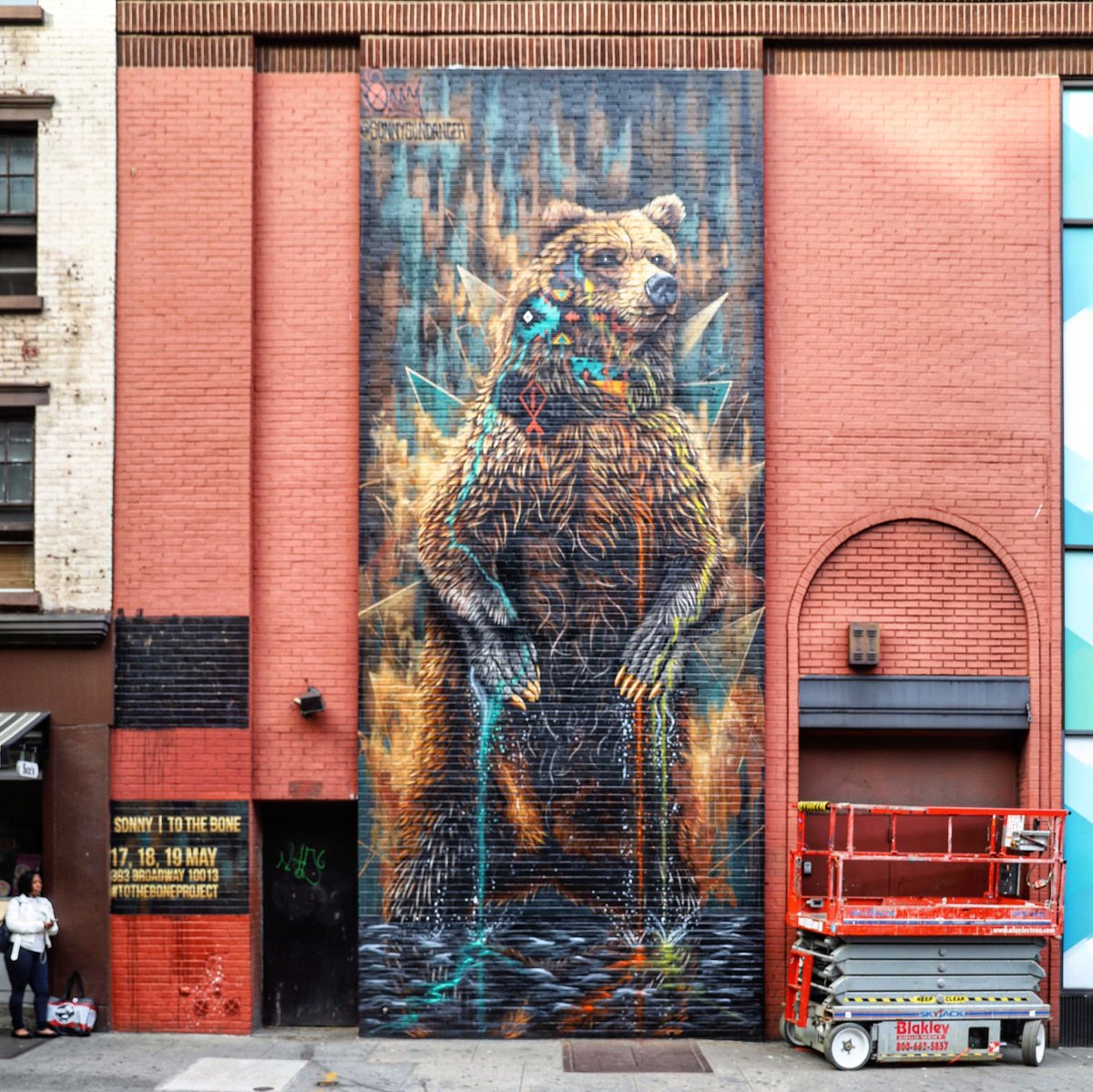 globalstreetart's tweet photo. New from Sonny in Manhattan, New York City / Photo by Just a spectator● For the @LisaProjectNYC
#sonnysundancer #totheboneproject #greenwichvillage #nycstreetart #thelisaprojectnyc #globalstreetart #streetart https://t.co/o8DnHQPkxd