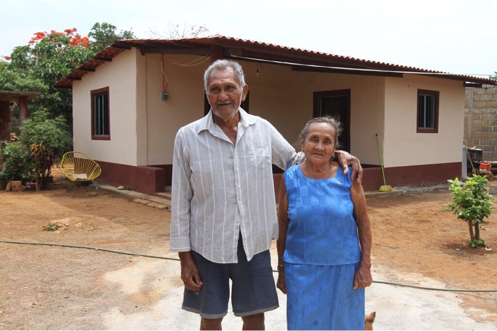 Rosario_Robles_'s tweet photo. Me da mucho gusto constatar en #UniónHidalgo, #Oaxaca, con el gobernador @alejandromurat, que la participación de las familias en la reconstrucción de su nuevo hogar ha sido fundamental, luego de que sus viviendas fueran afectadas por los sismos de septiembre de 2017 https://t.co/qVqlhggLHT