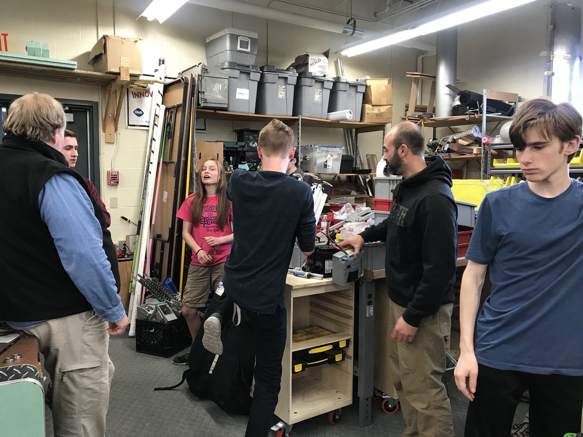 frc1922's tweet photo. Very focused tonight here at Ozram. We are looking forward to a successful season celebration next week! #omgrobots #firstrobotics @FIRSTweets @JSRHS_PLTW @jsrhs03281 @FRCTeams https://t.co/kUh9VcrvcL