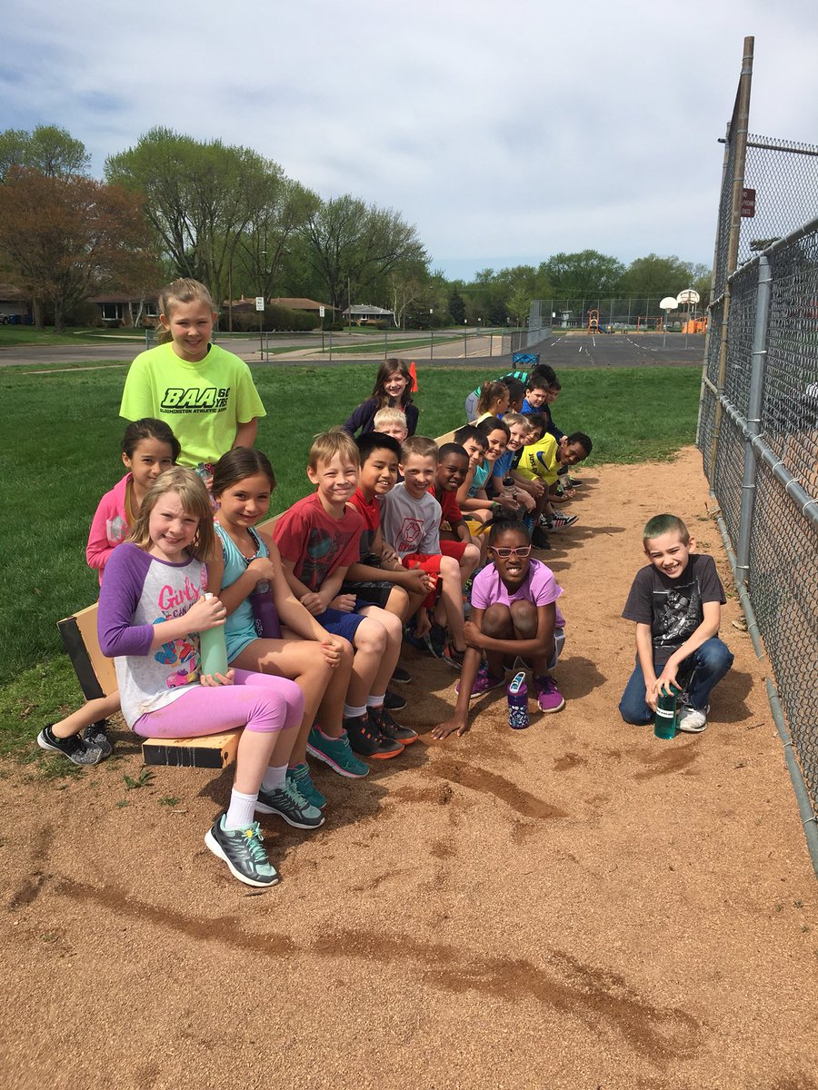 WW_3rd's tweet image. Getting ready for the MILE RUN!!! 🏃🏽‍♂️🏃🏻‍♀️ We did it! #physicaleducation #healthybodies