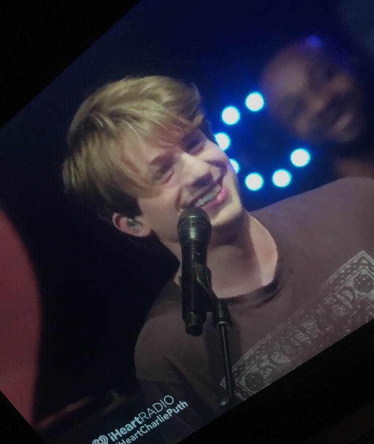 sosdar_bieber's tweet photo. @charlieputh you‘re doing good!! #iHeartCharliePuth #VoiceNotes 💚 https://t.co/o6mAeZliJd