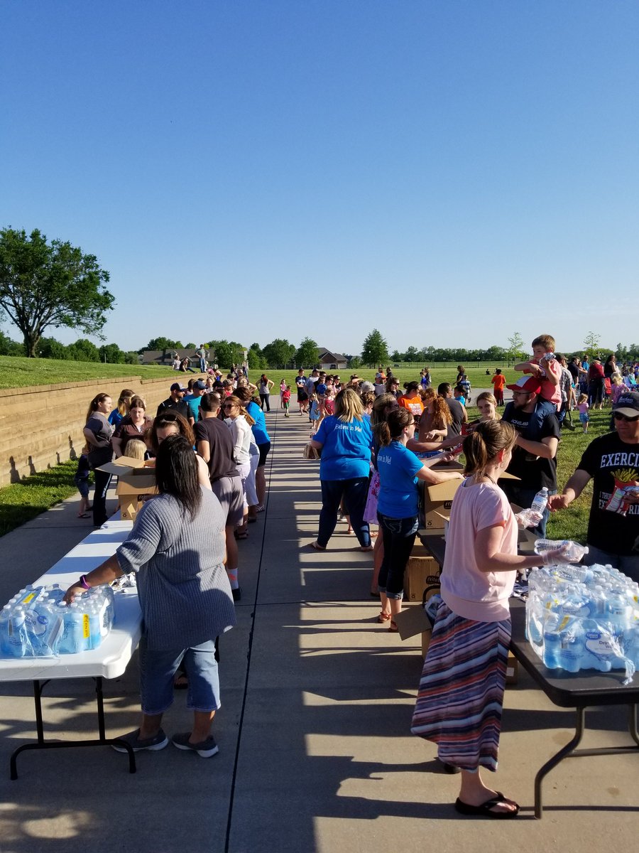 tyapplegate's tweet image. #chanutestars feeding the masses before the music program