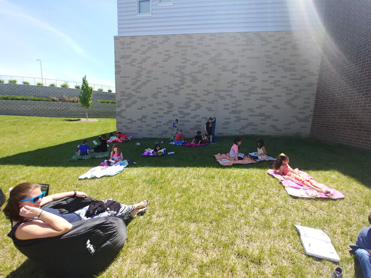 ltylerkc's tweet photo. Read outside day in first grade, weather was perfect and the Ss loved it!! #PCR3Proud. #compasselementary https://t.co/b7VkU3nOD0