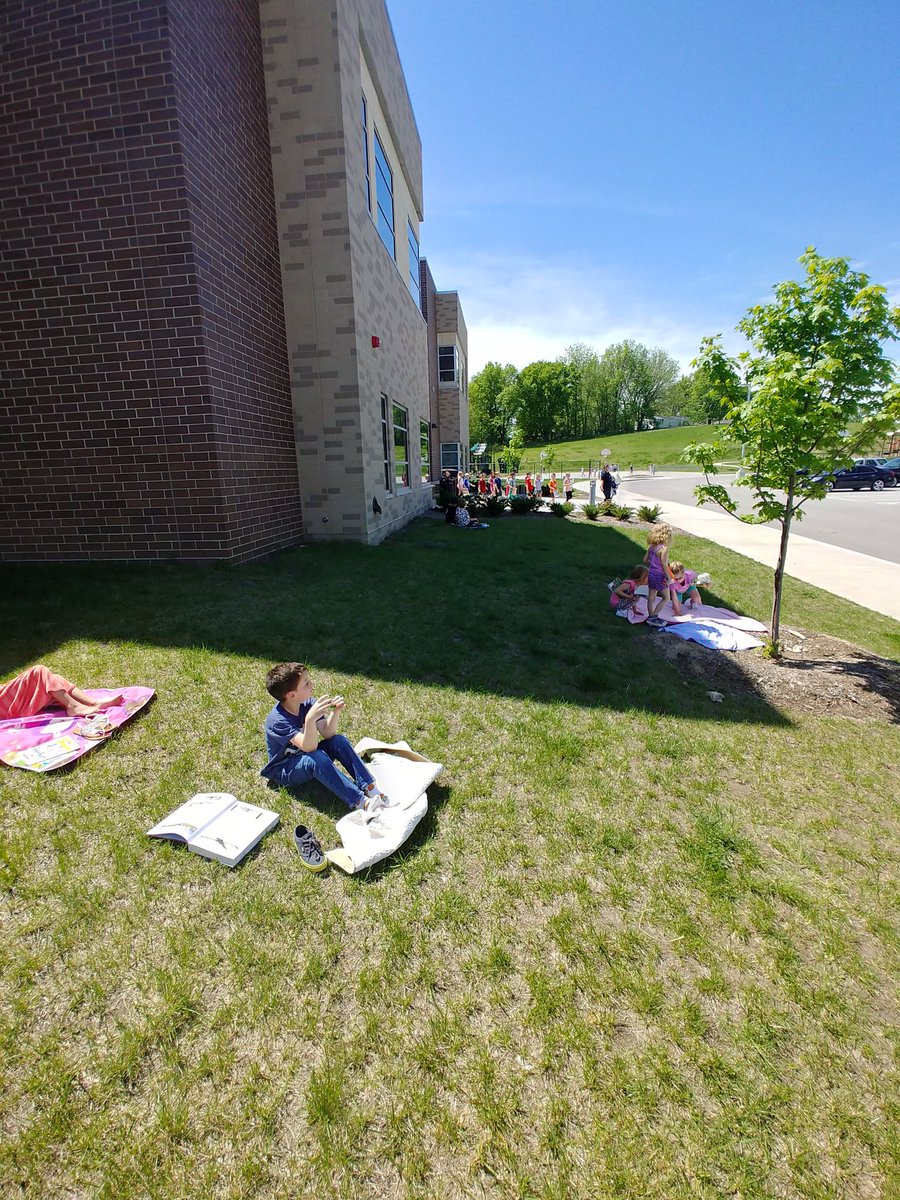 ltylerkc's tweet photo. Read outside day in first grade, weather was perfect and the Ss loved it!! #PCR3Proud. #compasselementary https://t.co/b7VkU3nOD0
