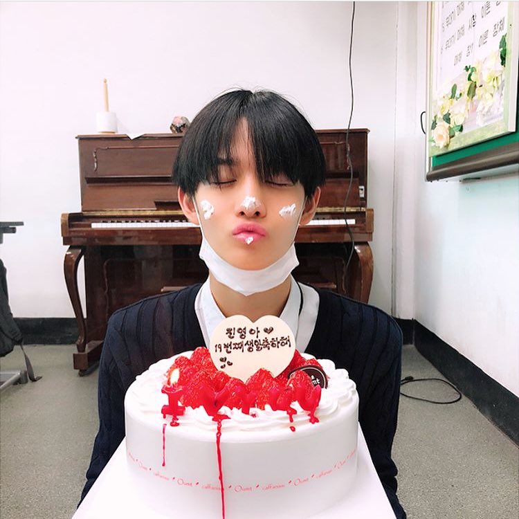 mikazuki_hw's tweet photo. คุณครูอัพรูปในไอจี แคปชั่นบอกว่าจินยองกำลังใช้ชีวิตในรั้วโรงเรียนกับเพื่อน ๆ อย่างดีเลย เร็ว ๆ นี้ก็เพิ่งถ่ายรูปจบกับจัดปาร์ตี้วันเกิดอย่างสนุกสนานไป ช่วยสนับสนุนจินยองอย่างที่ทำอยู่ในตอนนี้ด้วยนะ https://t.co/osopsuGTeW