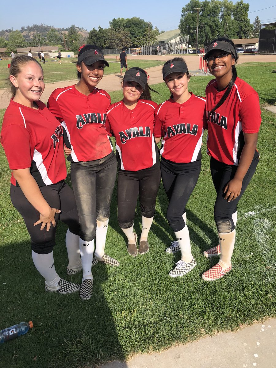 mrs_gomez_5th's tweet photo. Ayala Bulldogs....Palomares League JV Champs!!!  My short stop got down and dirty today!!!  ❤️🖤⚾️ @AyalaSoftball @AyalaHSAthletic https://t.co/3baNqTvnOf