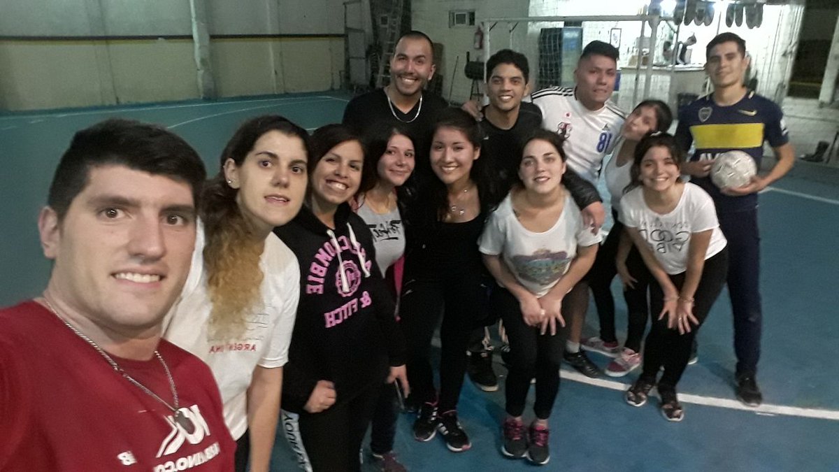 vero_brayton's tweet photo. Ni la lluvia nos para #HandballMixto #JuevesDeHandball #SomosAbasto #ElEquipoDeRamónMuerza #VamosPorMas https://t.co/wSPdkF4kik