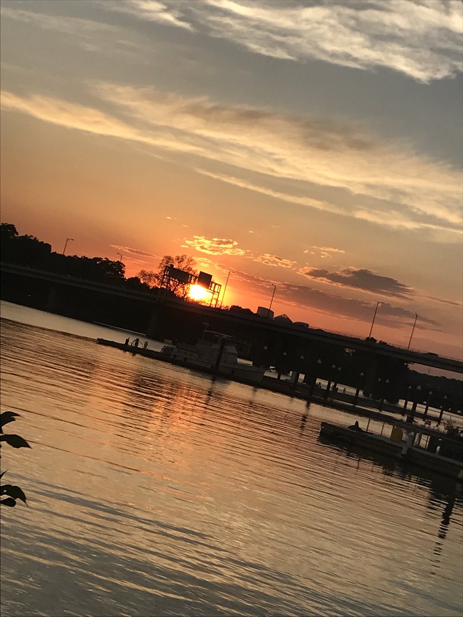 Zmanfor3's tweet photo. Everything’s better at #avalaraCRUSH18 even sunsets and rainbows!! #CRUSHTweetOff https://t.co/4Nqqbic1Yj