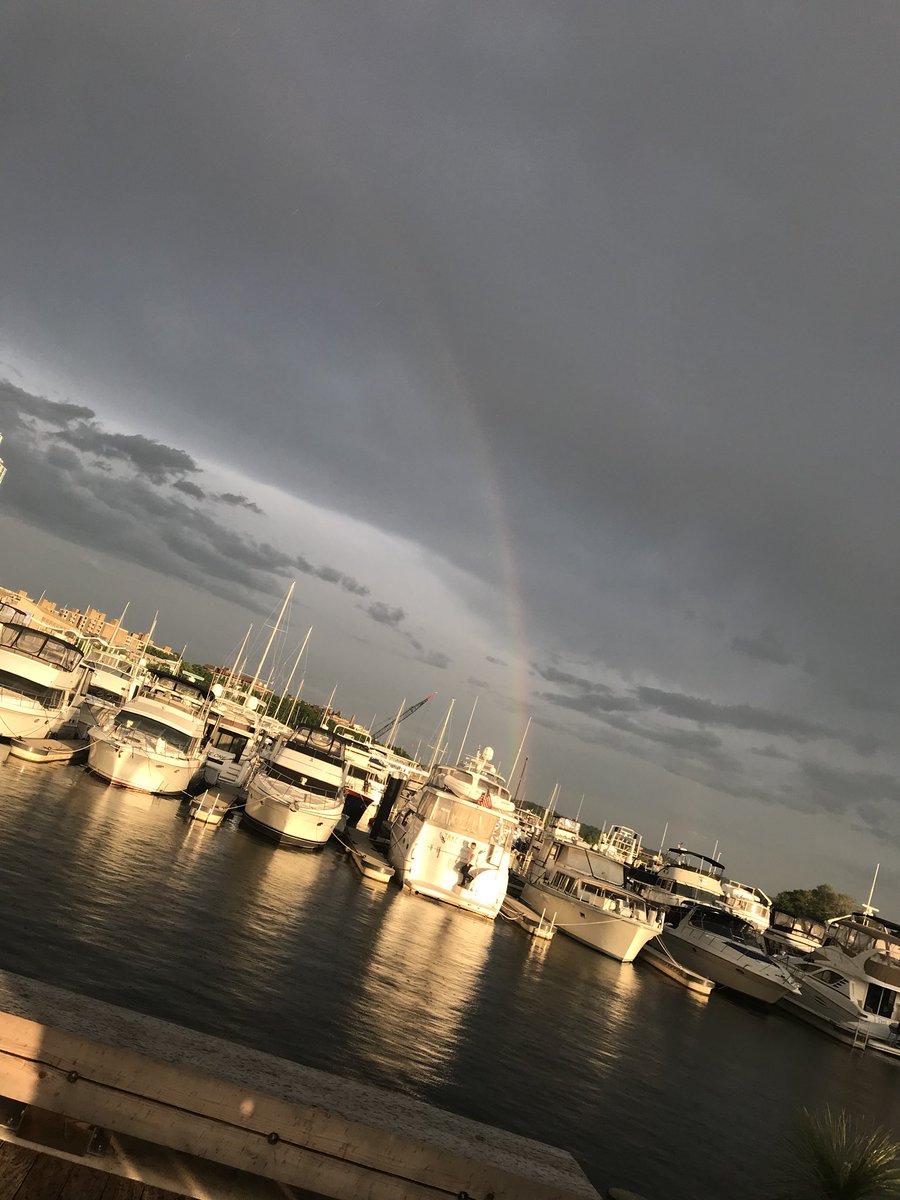 Zmanfor3's tweet photo. Everything’s better at #avalaraCRUSH18 even sunsets and rainbows!! #CRUSHTweetOff https://t.co/4Nqqbic1Yj