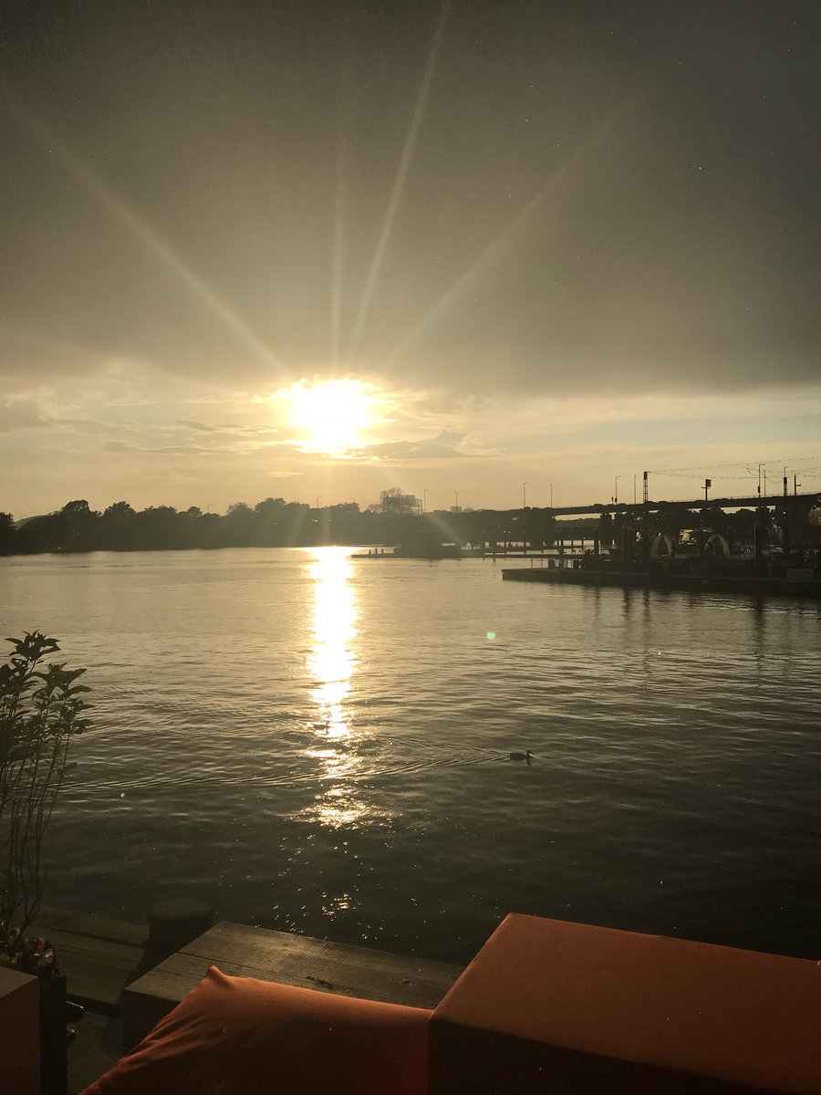 Zmanfor3's tweet photo. Everything’s better at #avalaraCRUSH18 even sunsets and rainbows!! #CRUSHTweetOff https://t.co/4Nqqbic1Yj