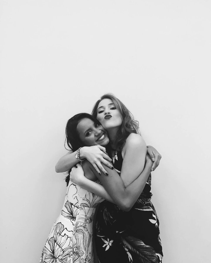 GleiciAna0's tweet photo. "...se nao fosse por vc eu estaria sozinha; se vc n estivesse aqui n ia demorar e eu teria saído..."

#tbt desse HINO de foto nunca postada, +, como brasileiros q somos, permanecemos torcendo p q isso (e muitas outras delas juntas) aconteça. Amém! 🙏 @gleicidamasceno @anacclarac https://t.co/Uhx0vE0uDJ