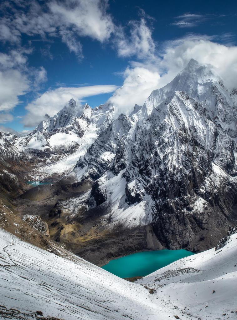 Nature_Travel_'s tweet photo. Quebrada Sarapococha from Santa Rosa Pass, Cordillera Huayhuash, Peru [OC] [2956x4000] - aweist13 - #travel #photography https://t.co/HmoL6tnQLs