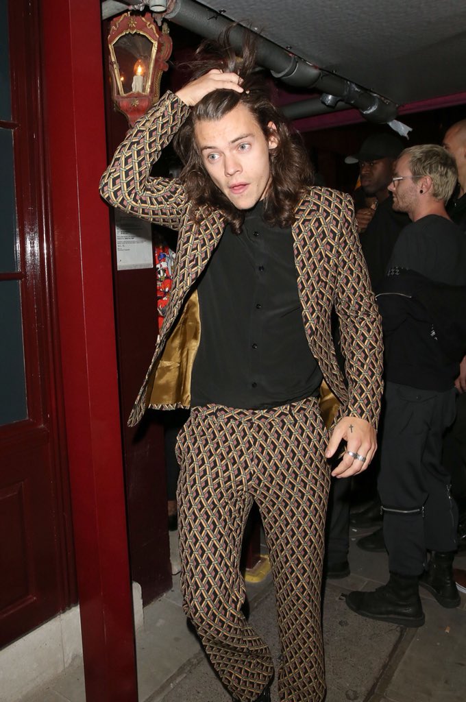 In honor of  #ArcticMonkeys album  #TranquilityBaseHotelAndCasino dropping tmw here is a thread of Harry Styles’ outfits as Arctic Monkeys albums :)