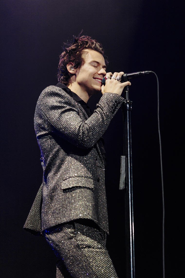 In honor of  #ArcticMonkeys album  #TranquilityBaseHotelAndCasino dropping tmw here is a thread of Harry Styles’ outfits as Arctic Monkeys albums :)