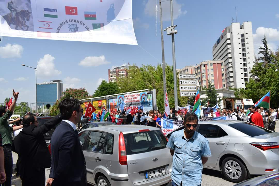 Sedat_Hamza's tweet photo. Bu benim hayatım; benim kavgam. Bazen dalgalı; bazen durgun. Bazen legal;  bazen illegal. Sabit olan tek şey ben ideallerim için yaşarım. İnandığım yüce kutsalın peşinden koşarım. Irka, vatana, devlete and olsun çocuklar her şey sizin için. https://t.co/yIZROuR0Tw