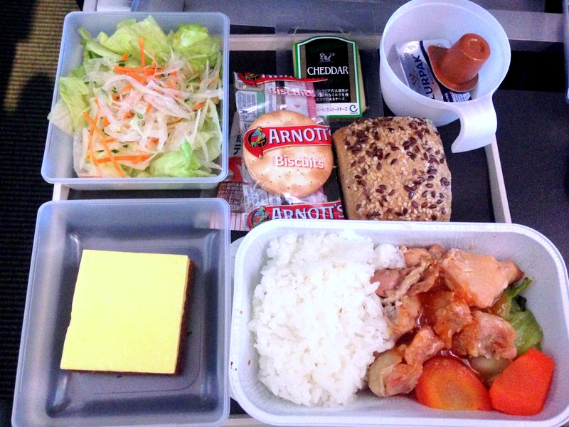 北欧旅行フィンツアー Twitter પર 機内食シリーズ スカンジナビア航空の機内食 パンが暖かくてモチモチしておいしい デンマークで愛されるミッケラーのビールとスムージーといっしょに Sas 機内食