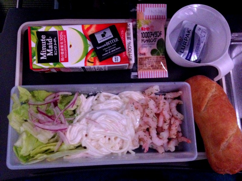 北欧旅行フィンツアー 機内食シリーズ スカンジナビア航空の機内食 パンが暖かくてモチモチしておいしい デンマークで愛されるミッケラーのビールとスムージーといっしょに Sas 機内食