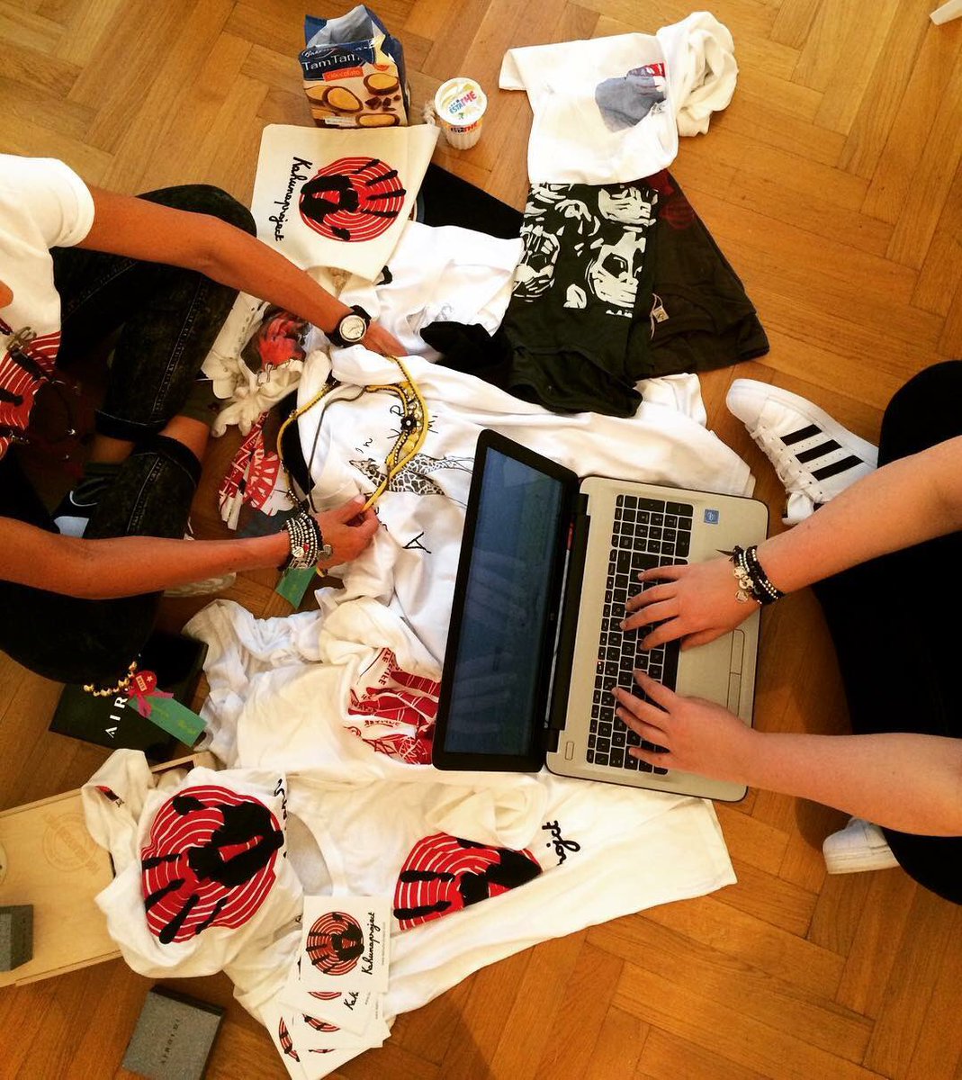KahunaProject's tweet photo. #kahuna #kahunaproject #airoldifashion #collaboration #working #pc #estathe #summer #summervibes #friendship #friends #tshirt #jewels #fashion #art #artist #artistic #office #follow4follow #instapic #instamoment #instagood #instalife #instalike #staytuned #news #newproducts https://t.co/R1Whu98TAf