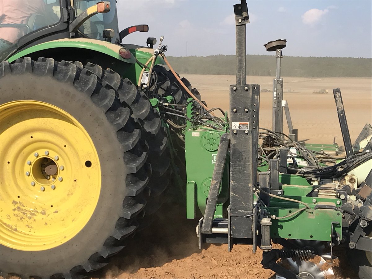 kyle_frazier00's tweet photo. Precisely installing peanuts today with @LAFORGESystems DynaTrac Ultima Implement Guidance Hitch and @JohnDeere Active Implement Guidance  #Plant18 #implementguidance #guidetheway https://t.co/LR6BULvXCs
