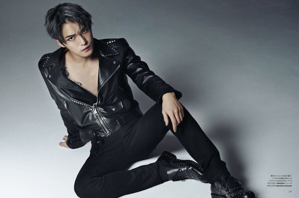 jaejoongstyle's tweet photo. (1) 🧥: VALENTINO rockstud untitled #20 leather jacket
📷: https://t.co/34QJOKCgeB and Harper’s Bazaar JP
(2) 👞: VALENTINO GARAVANI soul rockstud brogues
📷: brownfashion and Harper’s Bazaar JP 
https://t.co/FLkRCbpppr
#kimjaejoong #jaejoong #jj 
#김재중 #ジェジュン #金在中 https://t.co/3xTBuipUEG