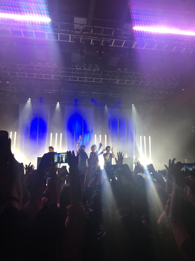 sunshinechood's tweet image. one month since i’ve seen my boys☺️ #5sos3silverspring