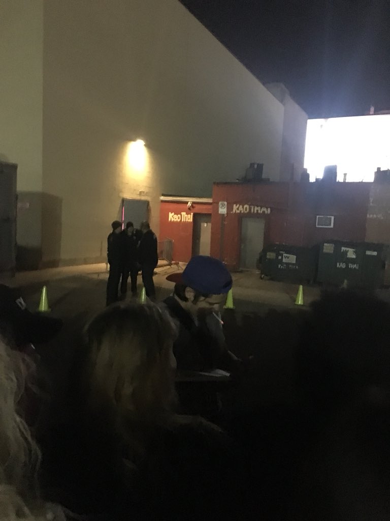 sunshinechood's tweet image. one month since i’ve seen my boys☺️ #5sos3silverspring