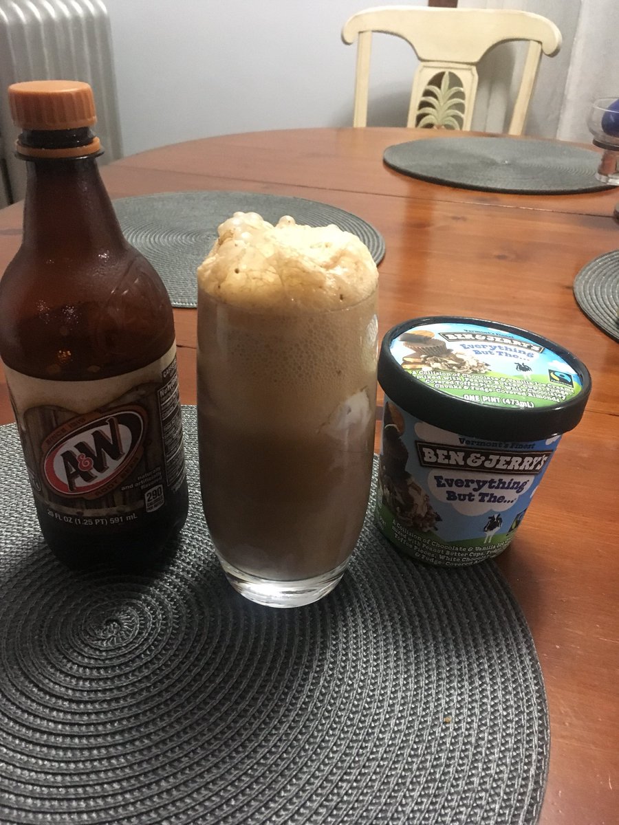 MatthewUzenski's tweet photo. @sar_maguire It’s not quite as close as Jim’s, but Fast Freddie’s has all the key ingredients for a good time!! #1stsuburbanrootbeerfloat #checkoutthatpinapplechair https://t.co/4jYUdPrxLW