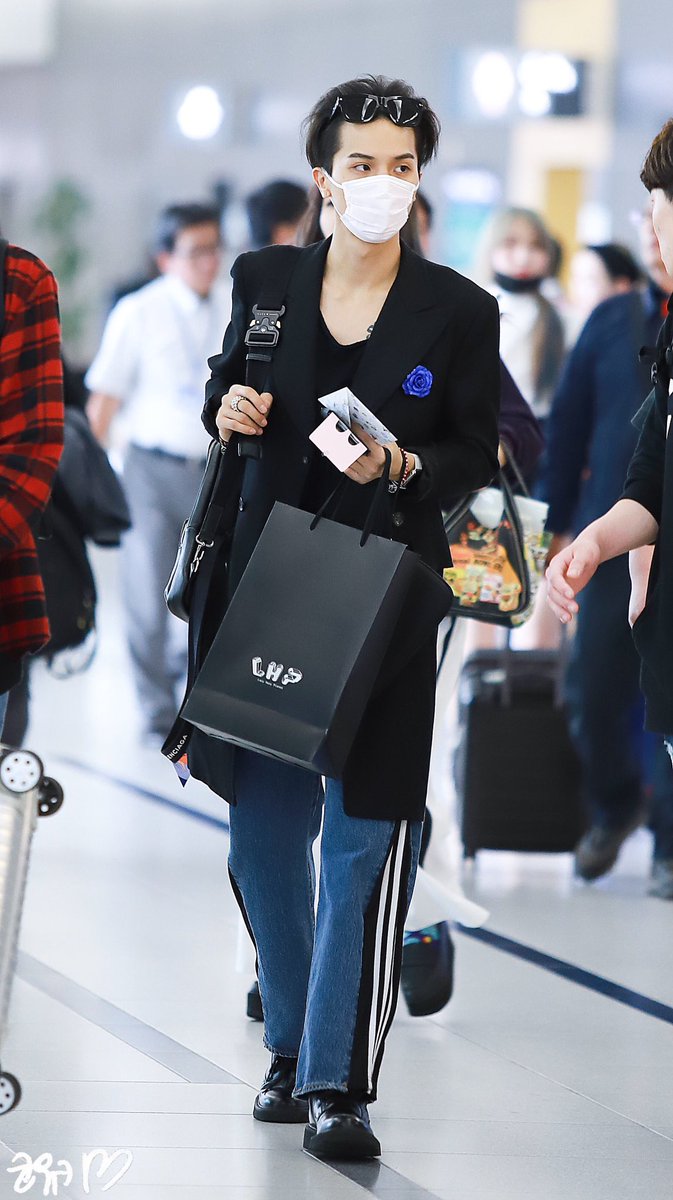koreadmirer's tweet photo. 180510 WINNER Centrair Airport 
나고야공항 입국  
#WINNER #위너 #송민호 #MINO #ミノ https://t.co/7LKkBuu9Lu