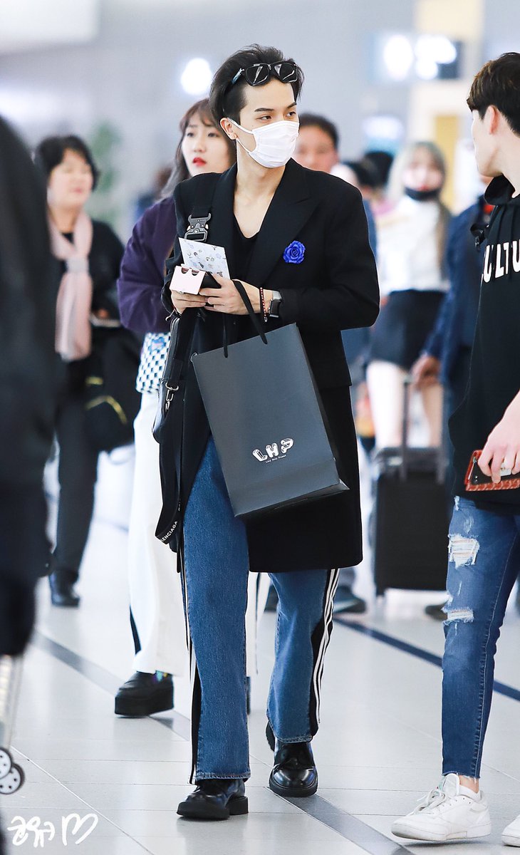 koreadmirer's tweet photo. 180510 WINNER Centrair Airport 
나고야공항 입국  
#WINNER #위너 #송민호 #MINO #ミノ https://t.co/7LKkBuu9Lu